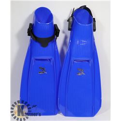 NEW PAIR OF 1ST DARK BLUE SIZE YOUTH LARGE FLIPPER
