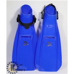 NEW PAIR OF 1ST DARK BLUE SIZE YOUTH LARGE FLIPPER