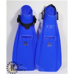 NEW PAIR OF 1ST DARK BLUE SIZE YOUTH LARGE FLIPPER