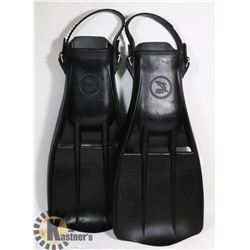 NEW PAIR OF 1ST BLACK HEAVY RUBBER VENTED FLIPPERS