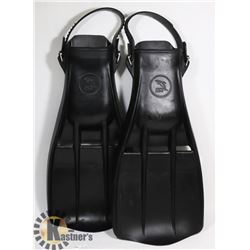 NEW PAIR OF 1ST BLACK HEAVY RUBBER VENTED FLIPPERS