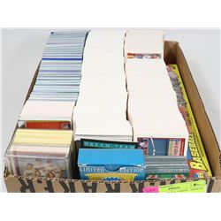 BOX OF BASEBALL CARDS - APPROX 1000