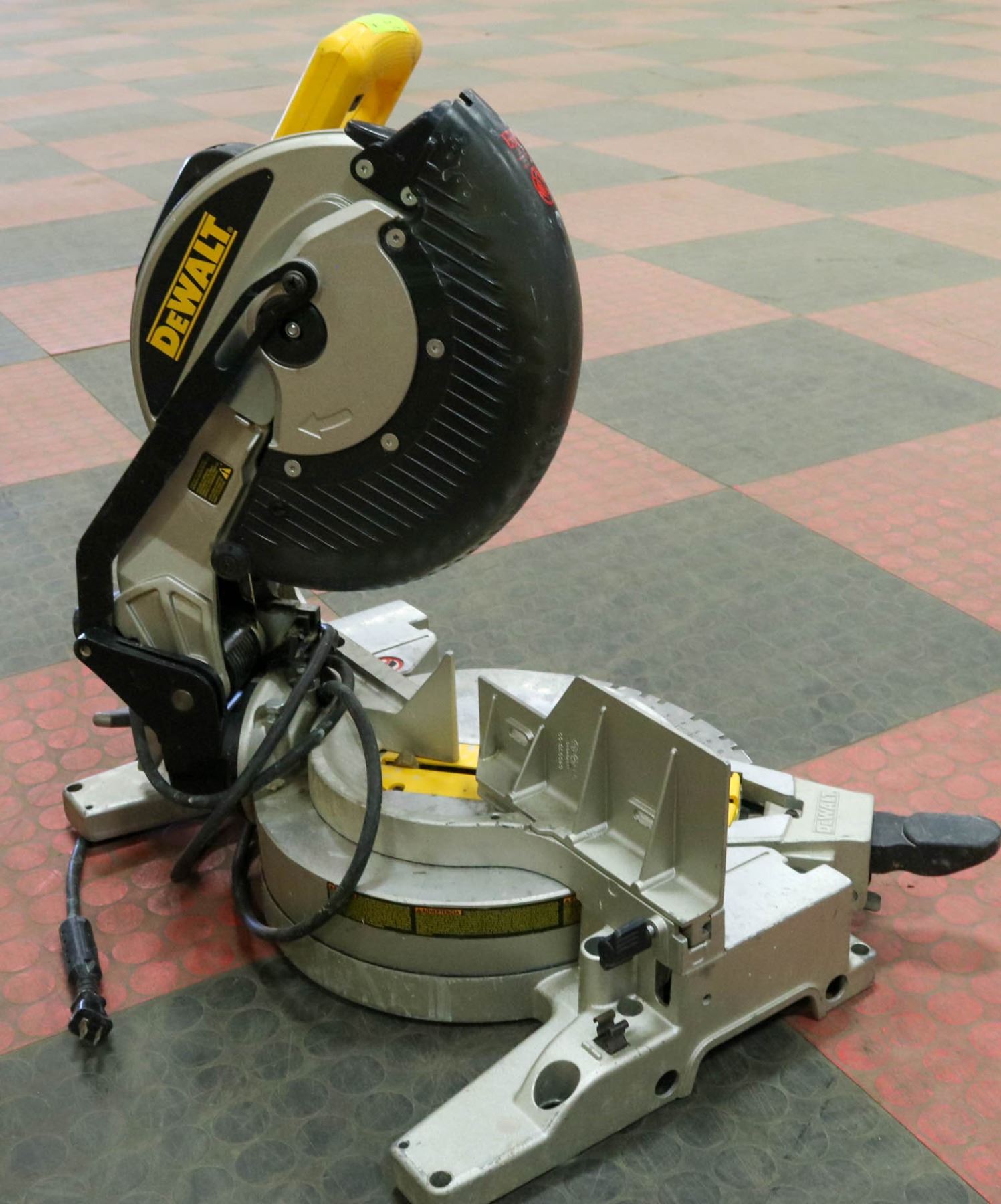 10 MITER SAW BY DEWALT DW713 - Kastner Auctions 10 miter saw max cut