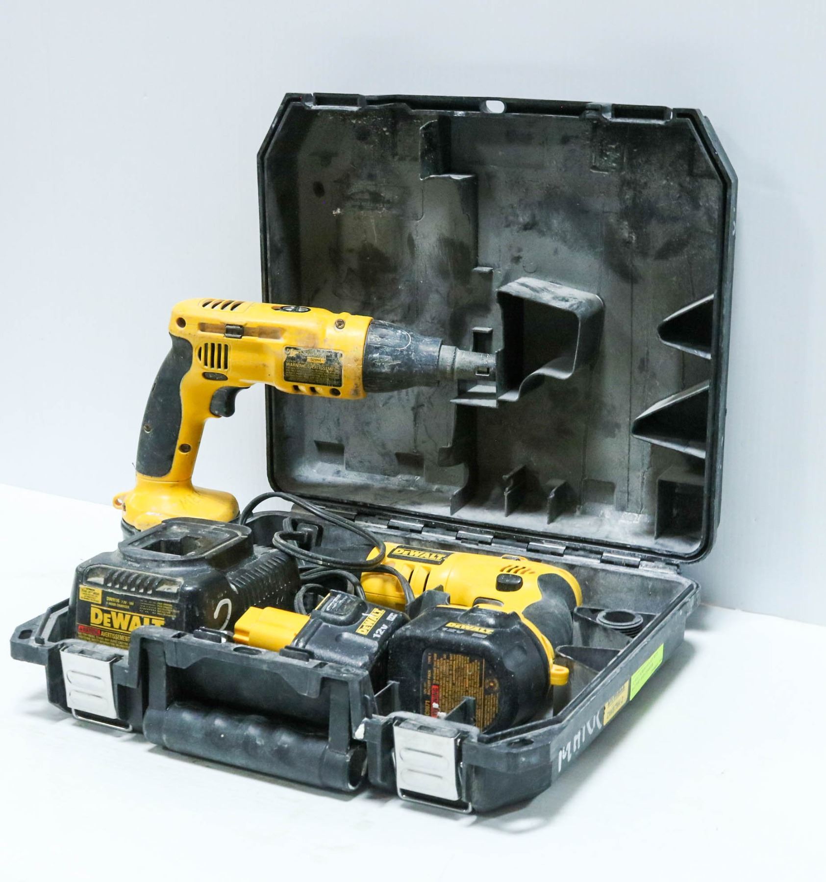 A PAIR OF 12 VOLT SCREW GUN KIT WITH BATTERY