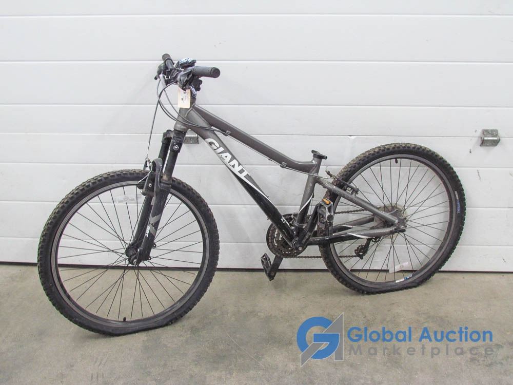 Men's 26" Giant Mountain Bike