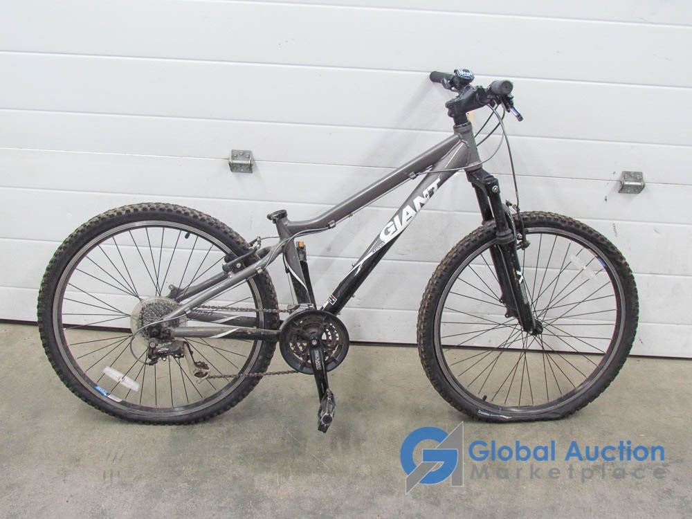 Men's 26" Giant Mountain Bike