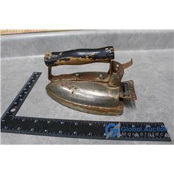 Antique Favorite Iron - Bruck - Snyder MFG. Grimsby Ont
