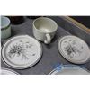 Image 6 : Plates, French Onion Soup Bowls & Pyrex Mug