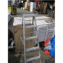 6' ALUMINUM STEPLADDER