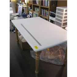 WHITE/NATURAL DINING TABLE