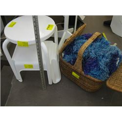 PICNIC BASKET WITH HOOK RUG & 2 STOOLS