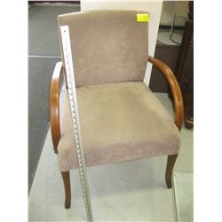 BROWN UPHOLSTERED CHAIR WITH WOODEN ARMS