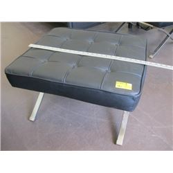 BLACK/CHROME FOOT STOOL