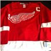 Image 4 : GORDIE HOWE SIGNED DETROIT RED WINGS CUSTOM JERSEY WITH INSCRIPTION ( PASTIME COA)