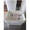 Image 1 : Lot of 4 Dero Plastic Bins and 2 1L Measuring Cups and Cambro 7.5L Container