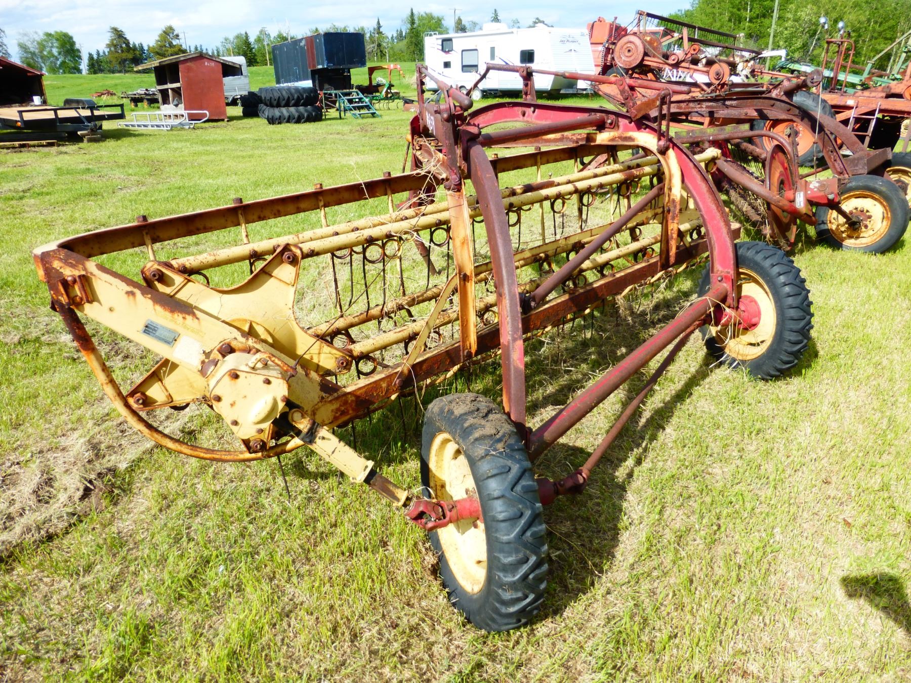 NEW HOLLAND MODEL 156 - 5 BAR HAY RAKE