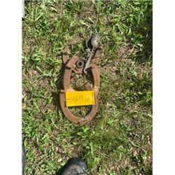 4 HORSE SHOES, 2 SPOONS & FUNNELS