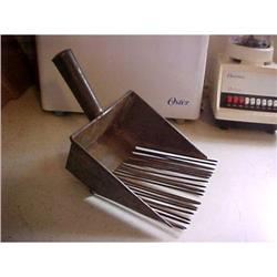 Berry Picker, Tin , Has Handle #943190
