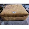 Image 2 : LARGE OTTOMAN APPROX. W 40" L 40" H 16"