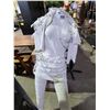 Image 2 : DRESSED UP FEMALE MANNEQUIN