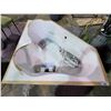 Image 1 : FIBERGLASS BATHTUB