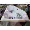 Image 2 : FIBERGLASS BATHTUB