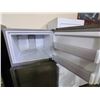 Image 2 : MAYTAG TOP FREEZER FRIDGE MODEL M9RXDGFYM10