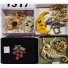 Image 2 : ASSORTED BROOCHES