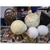 Image 1 : 3 GLOBES & LIGHT UP MOONS (DON'T LIGHT UP)