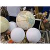 Image 2 : 3 GLOBES & LIGHT UP MOONS (DON'T LIGHT UP)