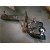 Image 2 : 9 TON HITCH AND BOX OF ESTATE GOODS