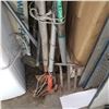 Image 2 : 3 BUNDLES OF GARDEN TOOLS