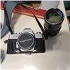 Image 2 : TRAY OF VINTAGE CAMERA EQUIPTMENT