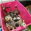 Image 2 : 2 TOTES OF TABLE LAMPS