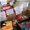 Image 2 : BOX OF RETRO TOYS AND 3D PICTURE AND BOX OF VINTAGE ITEMS AND COLLECTIBLES