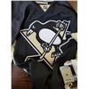 Image 3 : OFICIALLY LICENSED PITTSBURGH PENGUINS REEBOK NHL JERSEY AND STARHANGER AND CASE OF 10 FLASHING PINS