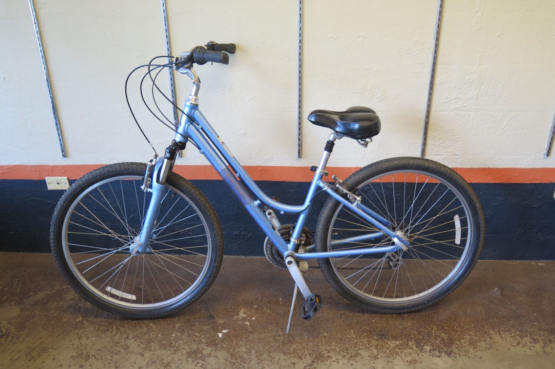 Raleigh Venture 2 Comfort Bike w/ Suspension Seat Post & Forks, Kenda Paved/Gravel Road Tires. Frame