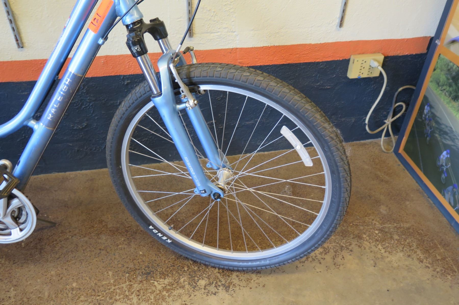 Raleigh Venture 2 Comfort Bike w/ Suspension Seat Post & Forks, Kenda Paved/Gravel Road Tires. Frame