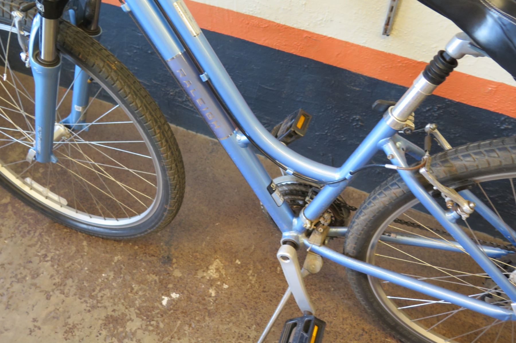 Raleigh Venture 2 Comfort Bike w/ Suspension Seat Post & Forks, Kenda Paved/Gravel Road Tires. Frame
