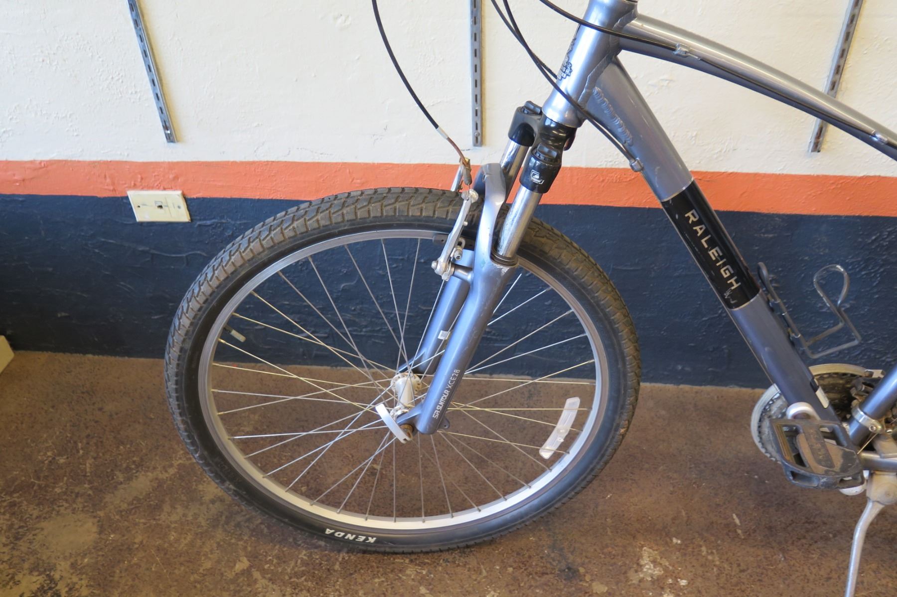 Raleigh Venture 2 Comfort Bike w/ Suspension Seat Post & Forks, Kenda Paved/Gravel Road Tires. Frame