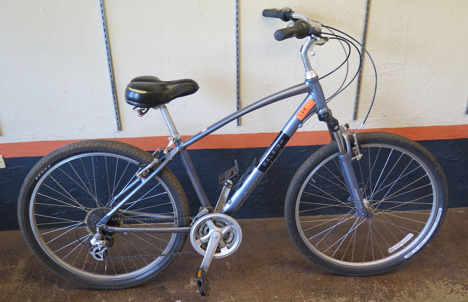 Raleigh Venture 2 Comfort Bike w/ Suspension Seat Post & Forks, Kenda Paved/Gravel Road Tires. Frame