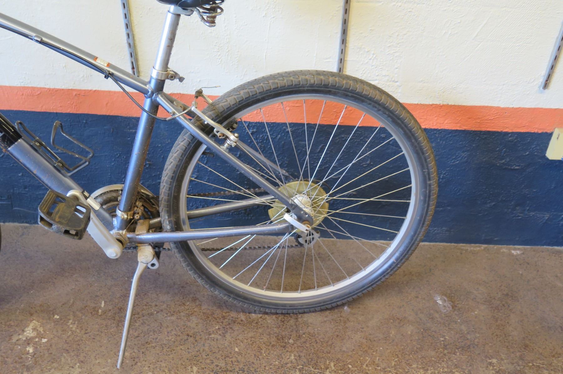 Raleigh Venture 2 Comfort Bike w/ Suspension Seat Post & Forks, Kenda Paved/Gravel Road Tires. Frame