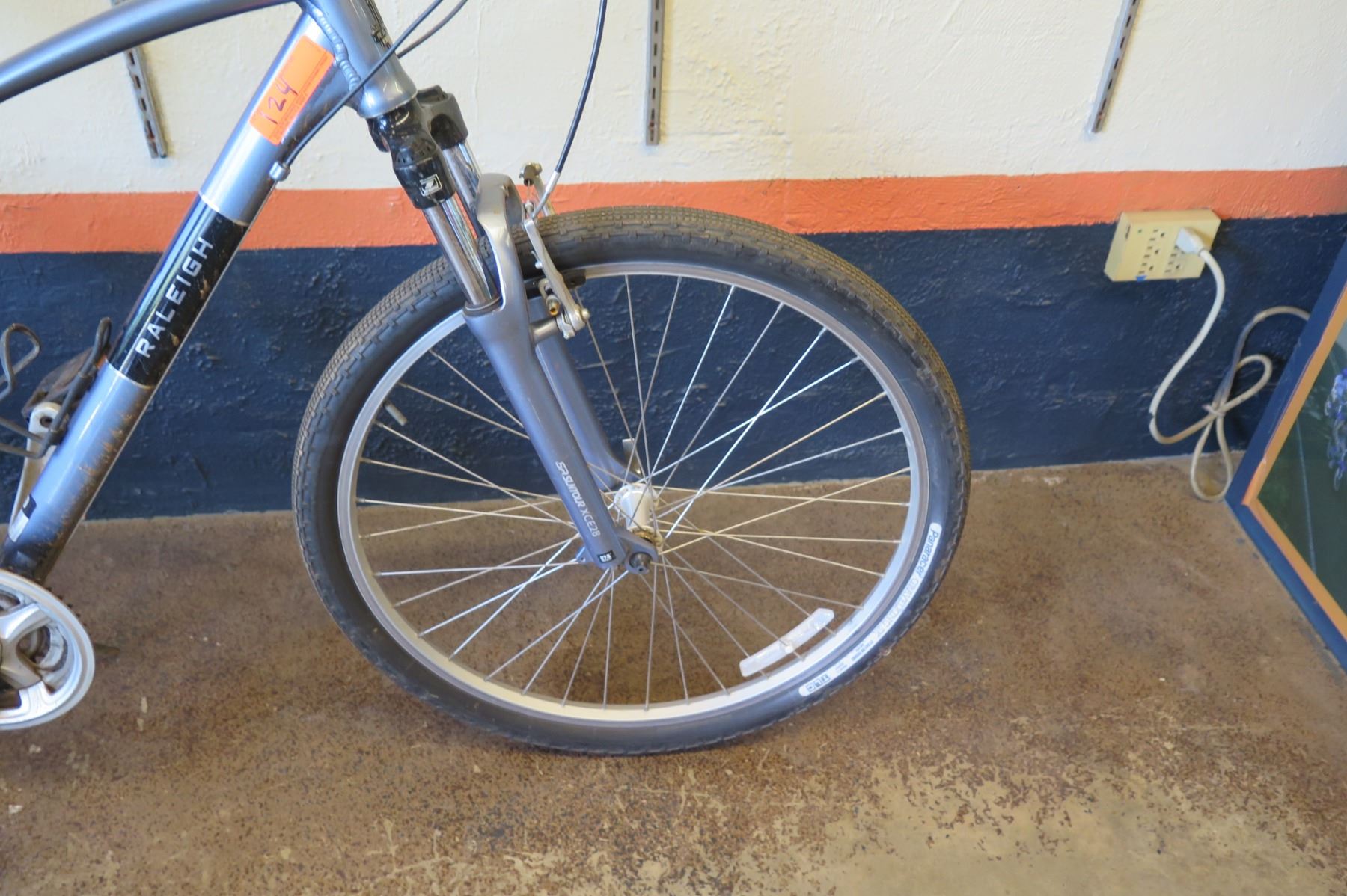 Raleigh Venture 2 Comfort Bike w/ Suspension Seat Post & Forks, Kenda Paved/Gravel Road Tires. Frame