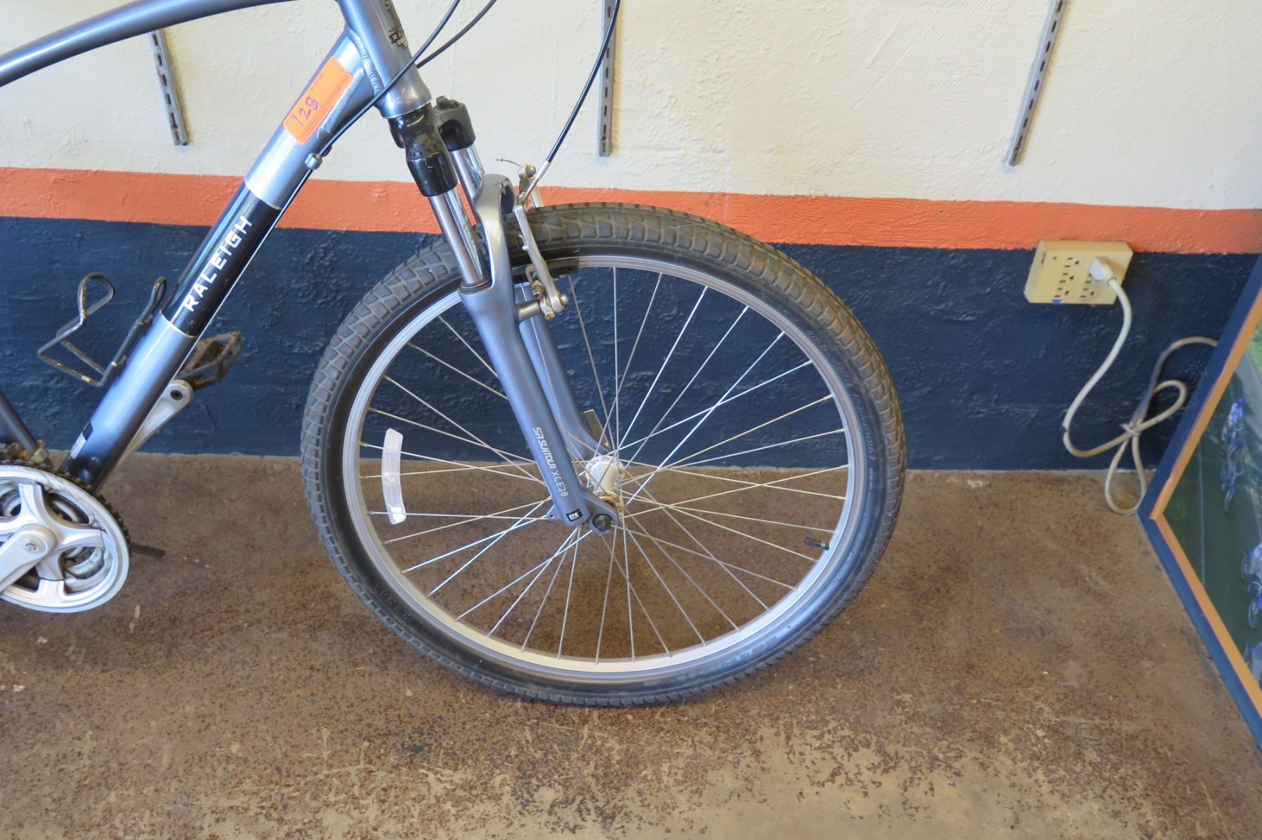 Raleigh Venture 2 Comfort Bike w/ Suspension Seat Post & Forks, Kenda Paved/Gravel Road Tires. Frame
