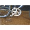 Image 8 : Raleigh Venture 2 Comfort Bike w/ Suspension Seat Post & Forks, Kenda Paved/Gravel Road Tires. Frame