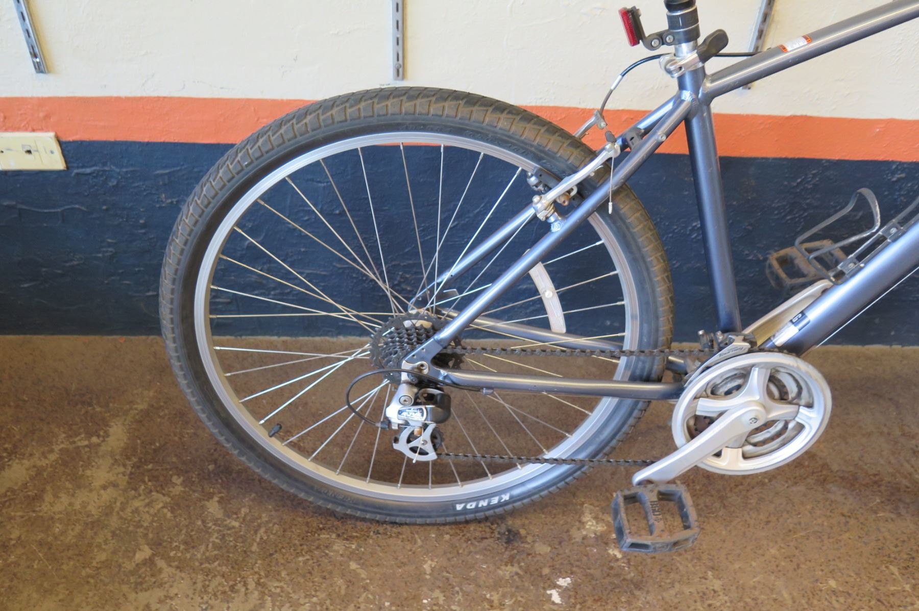 Raleigh Venture 2 Comfort Bike w/ Suspension Seat Post & Forks, Kenda Paved/Gravel Road Tires. Frame