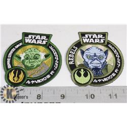 PAIR OF STAR WARS BADGES YODA AND LASAT