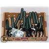 Image 1 : FLAT OF ASSORTED GARDENING TOOLS