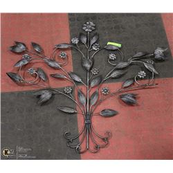 METAL WALL / FENCE ART PIECE, 31 X 28