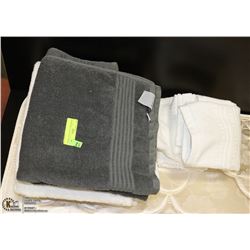 SHOWHOME: LOT OF BATH TOWELS